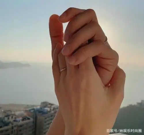 林峯和女友张馨月双手相握照