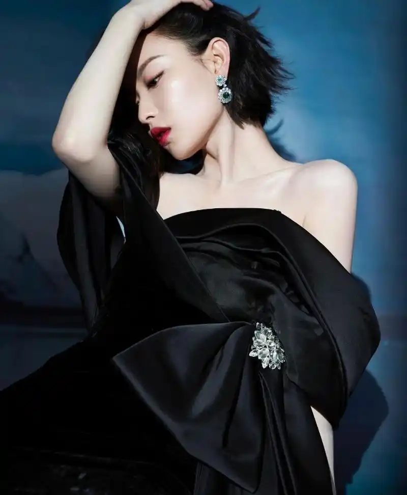性感妩媚,风情万种的#倪妮# 一袭黑色抹胸礼服,肤白貌美,锁骨精致,香