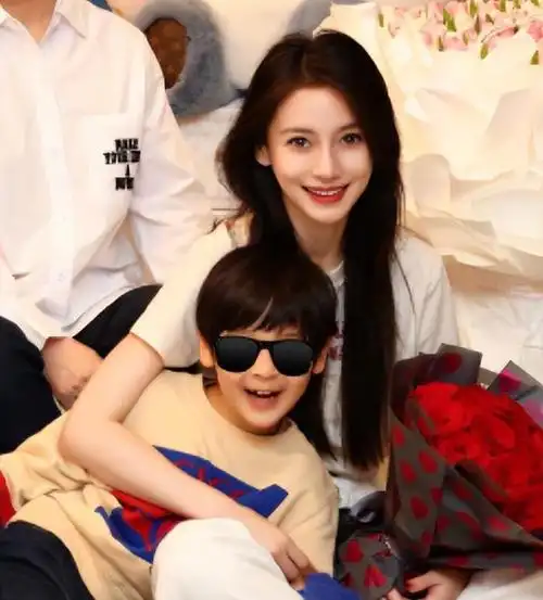 杨颖晒全家福庆生7岁小海绵正脸照首曝光像极黄晓明