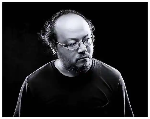 那一天,窦唯还是过去看到的打扮,发型百年不变.果然,窦唯现