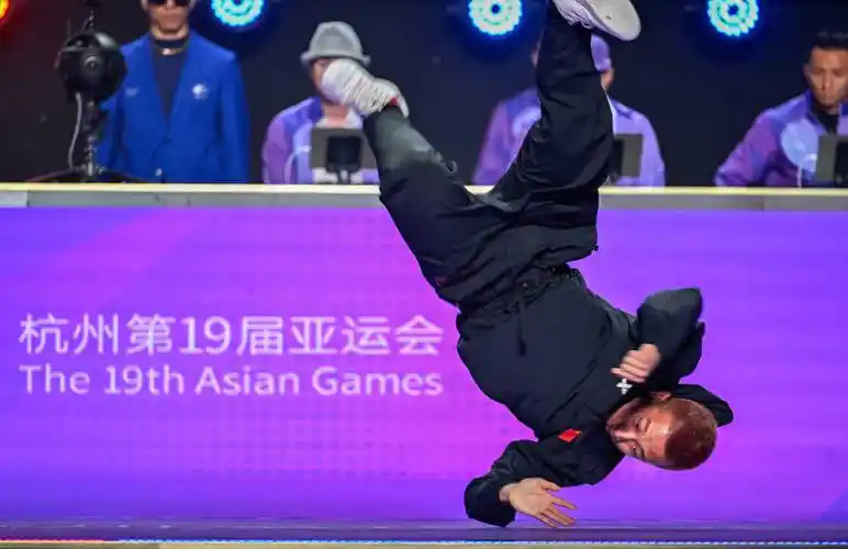 breaking,分为toprock(摇滚步),footwork(腿部动作),freeze(空中定格)