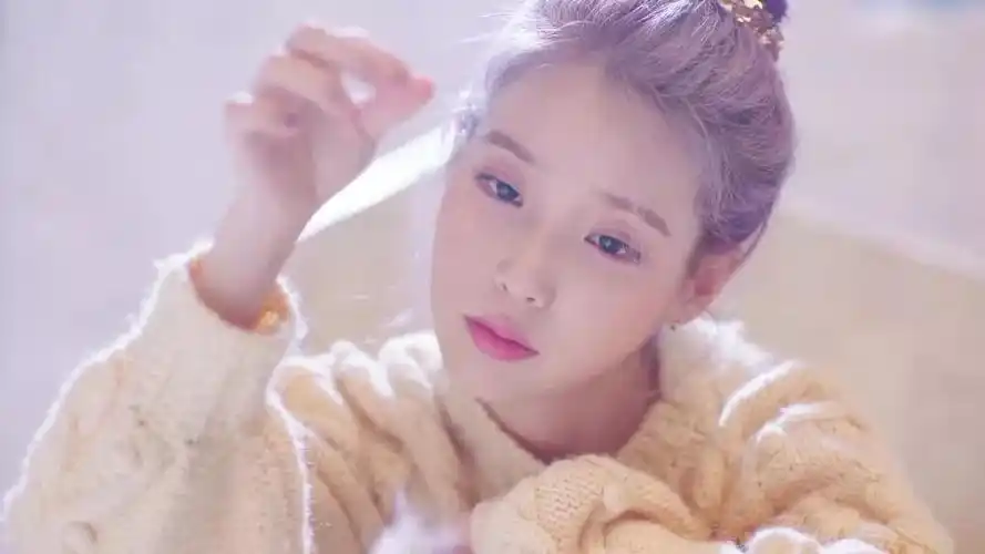 歌手iu变身"蓝发精灵"回归,皮肤也是好到让人尖叫!