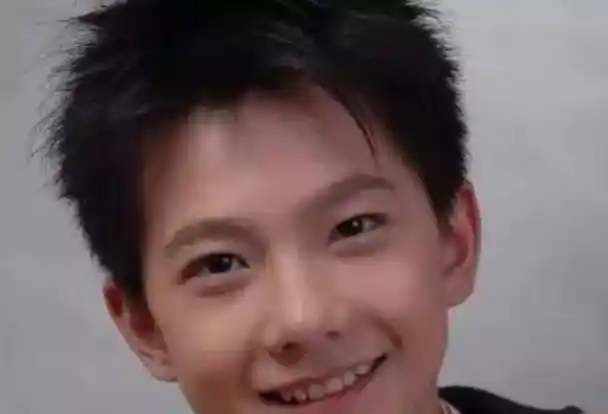 不得不说杨洋可以说是从小帅到大,童年七岁的杨洋,十足的小正太一个