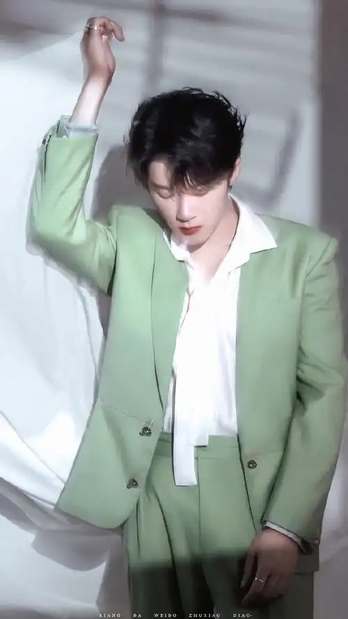 檀健次绿色西装套装