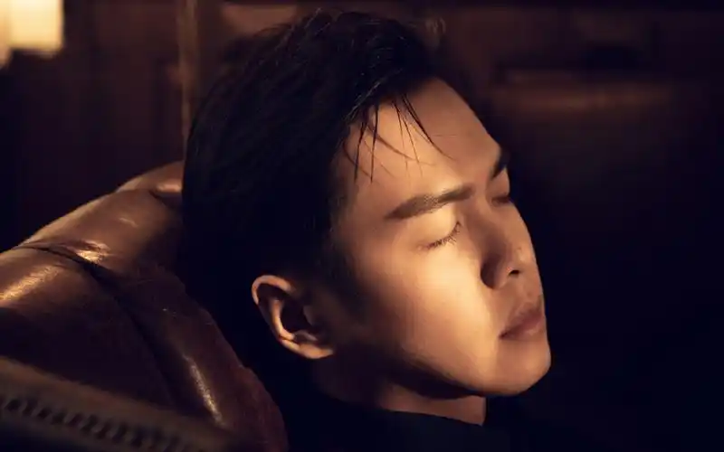 张若昀酷帅写真图片桌面壁纸