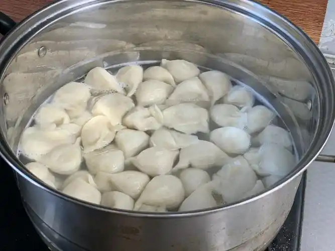 煮饺子时水开直接下锅煮就错了多加这一步饺子不破皮不粘锅