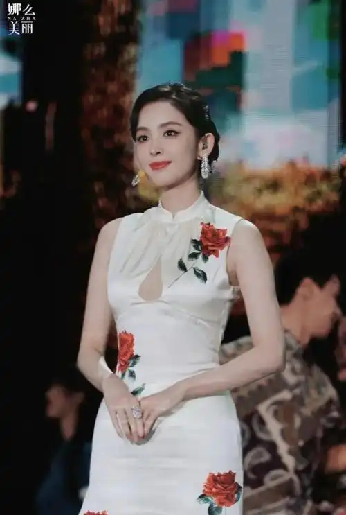 周冬雨把裤装也穿出了美感和时尚感.