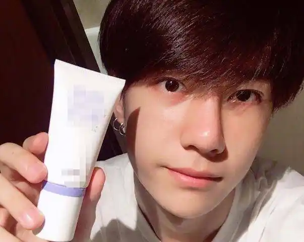 偶尔爆出的金句让大家称他为"钢铁直男",素颜状态的王一博与化妆后并