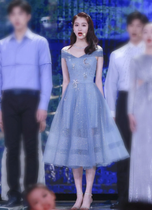 关晓彤的"贝儿公主"礼服造型太甜了!穿淡黄星光纱裙,温柔又优雅