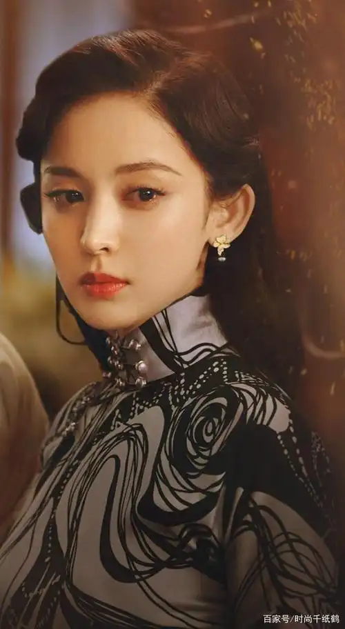 古力娜扎的颜值和服装造型从不令人失望,在新剧十二谭里美成仙女