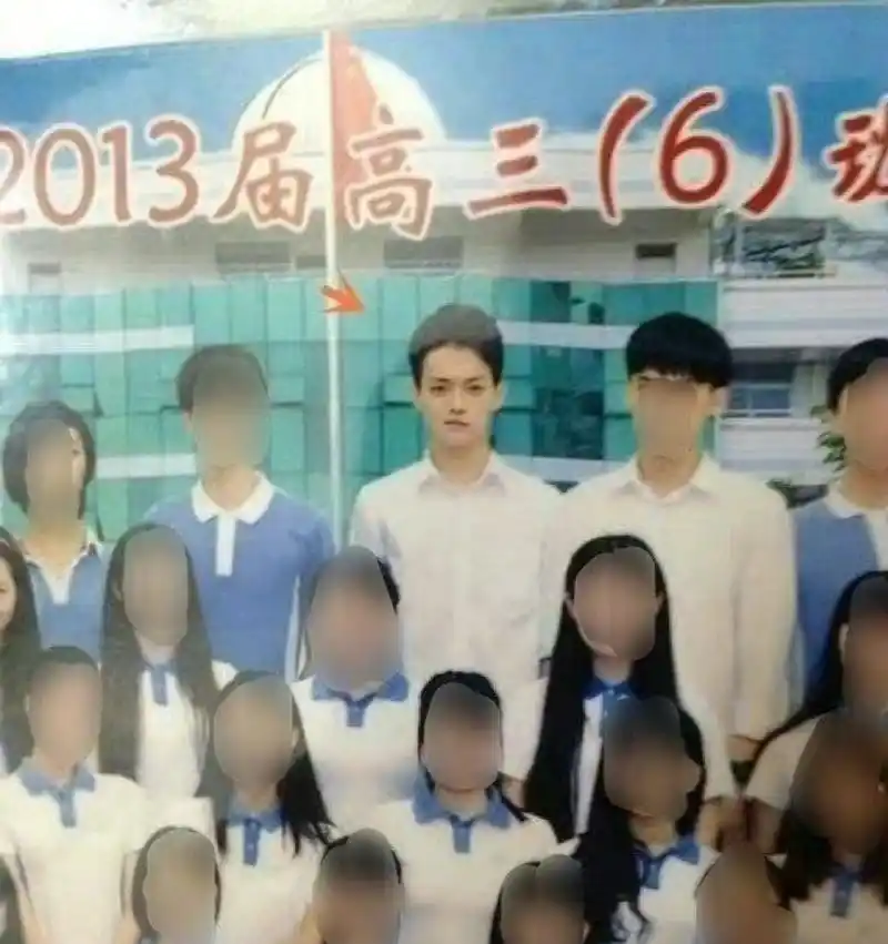 许凯高中时期照片曝光,身高突出五官俊朗,斜刘海造型呆萌可爱