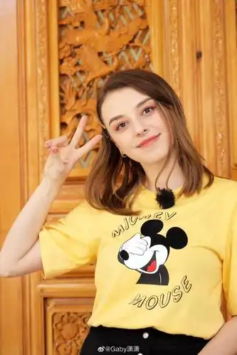 潇潇喜欢吃:火锅,重庆小面,生蚝,披萨 ,摩尔多瓦菜.