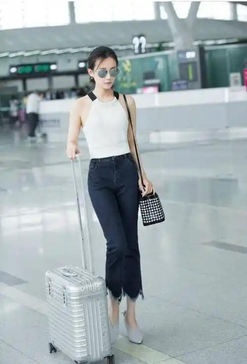 李一桐的肉真会长,穿"健身背心"看不到赘肉,肩膀线条让人羡慕_吊带_的