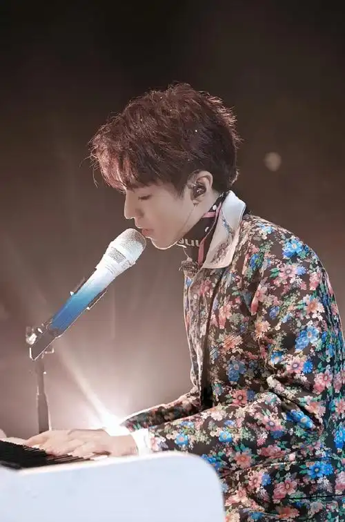 王俊凯超话别亲话筒🎤了,亲我