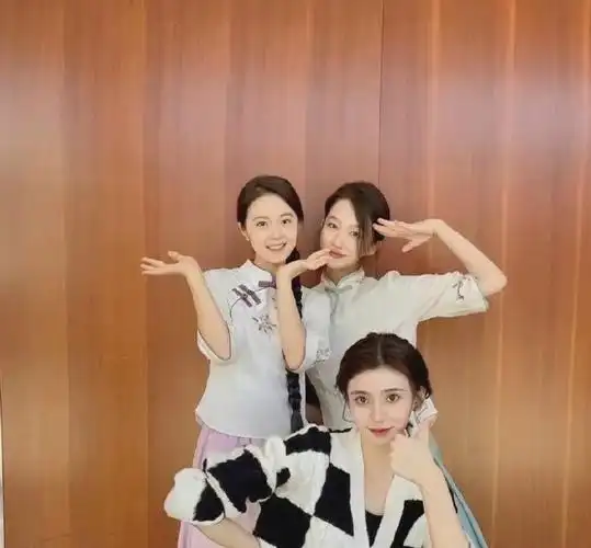 赵今麦中戏表演学院期末合影