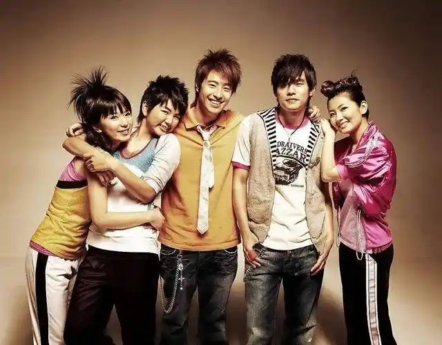 曾在网络上看过一张照片,是周杰伦,she和潘玮柏的一张合体海报图.