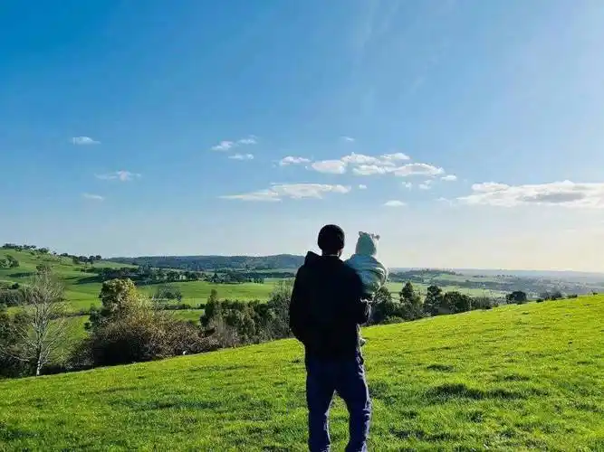 周杰伦晒与三胎女儿数张合影 大手牵小手画面温馨_周董_背影_草坪