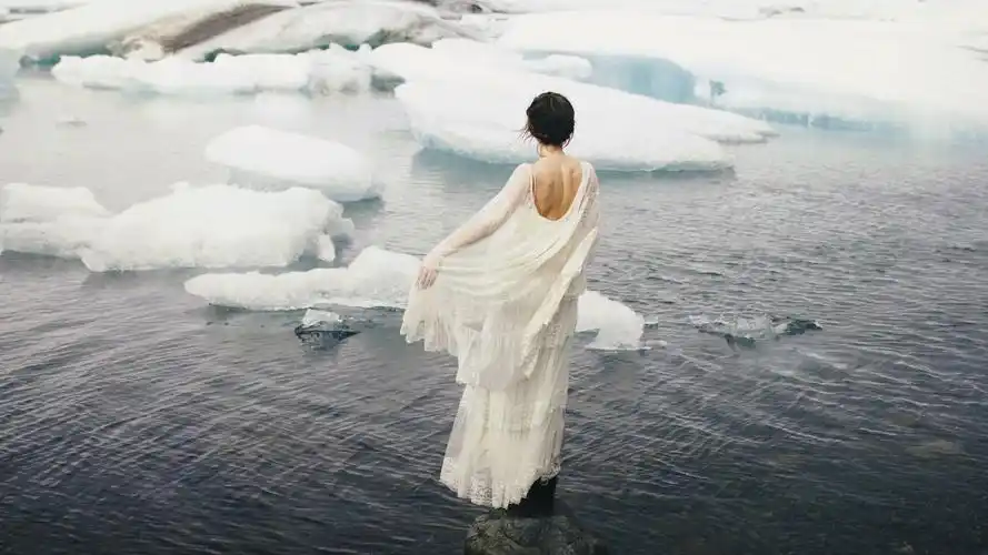 女孩白色裙子冰海石头唯美背影桌面壁纸壁纸