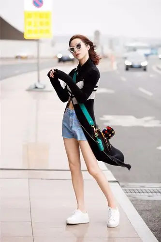 江一燕机场街拍 露脐装 热裤飒爽娇俏