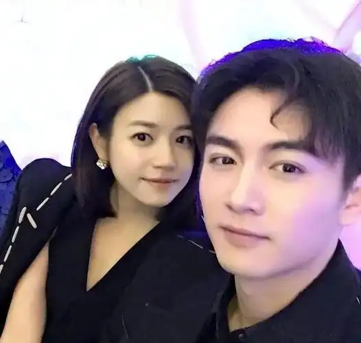 正是这个老婆让原本陈晓和正牌老婆陈妍希离婚的传闻传得沸沸扬扬.