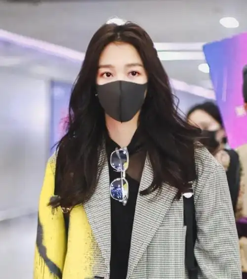 关晓彤最新机场,穿大衣戴眼镜很淑女,加上黑白滤镜,瞬间变大佬