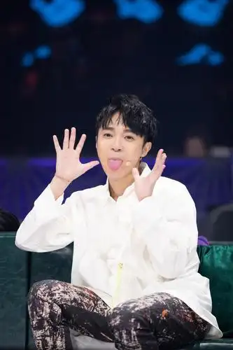 看完昨晚乐队的夏天吴青峰的现场谁还敢说他是小清新自己发微博表扬