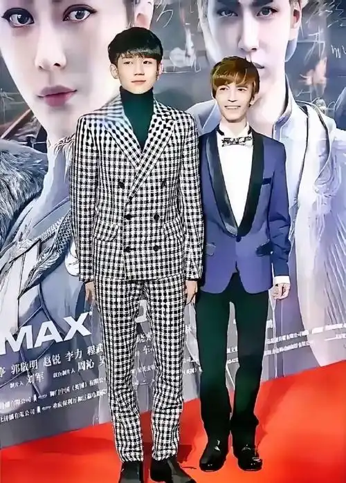 我没看错吧,王源只比郭敬明高半个头?