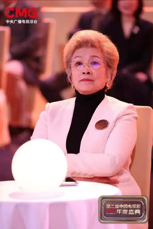 宋春丽获年度实力女演员 新剧《烟火人家》再演"国民姥姥"|老戏骨