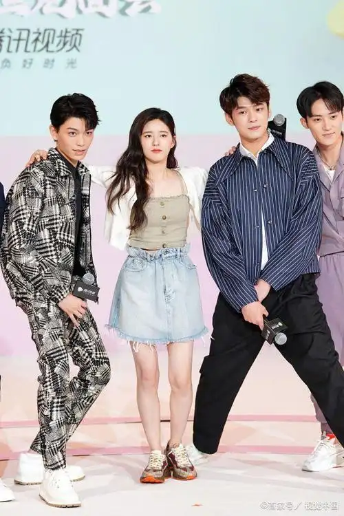 见面会与丁禹兮对视互动超甜赵露思穿小短裙秀漫画腿