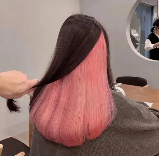 根符合现在夏季的需求,由黑茶到珊瑚粉的一个渐变发色,完美衔接两种发