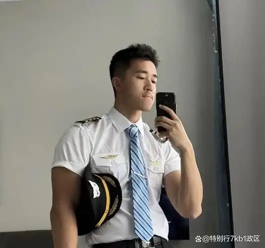 这位正装机长太帅,肌肉健硕有安全,平时居然是这样子的