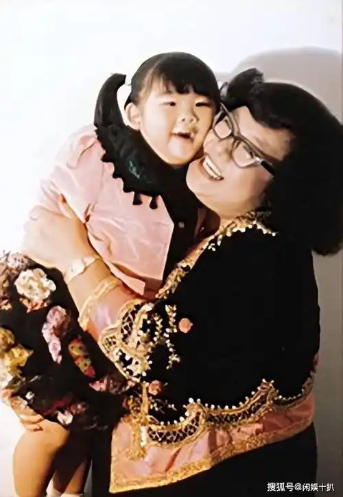 35岁才继承沈殿霞6千万遗产,最穷时只有26块的星二代郑欣宜,如今怎么