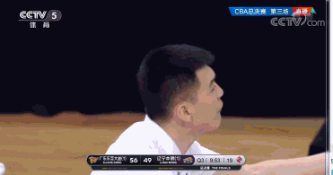 gif-弗格连吃犯规杨鸣怒了 现场辽蜜狂喊黑哨!