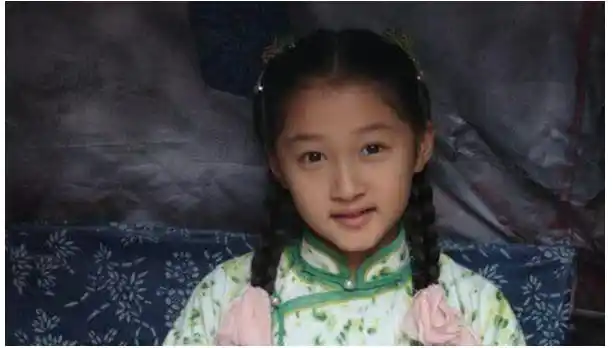 关晓彤是一个童星出道的明星,不管是在小时候还是在上大学之后的