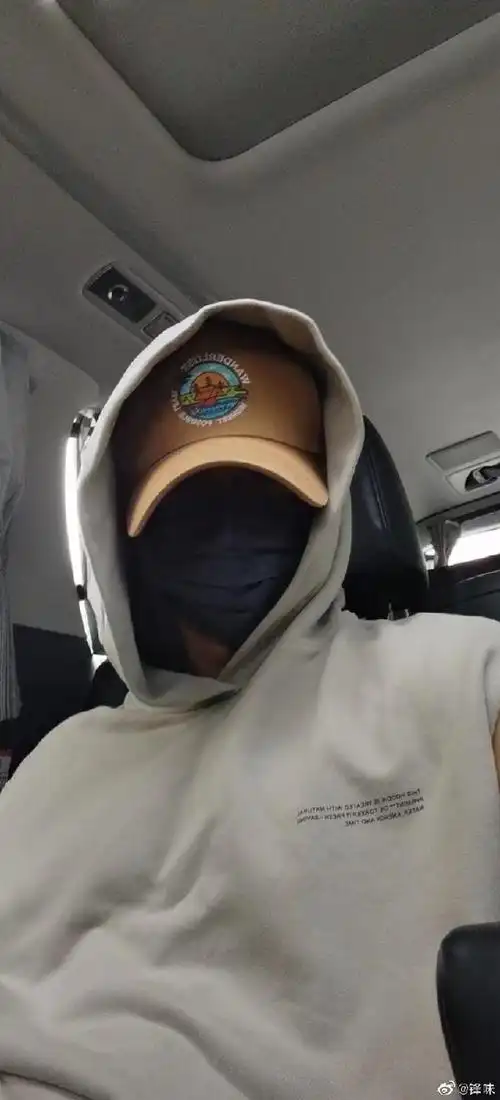 谢霆锋[微博]晒出与粉丝约定好的自拍,照片中他戴着口罩和双层帽子,加