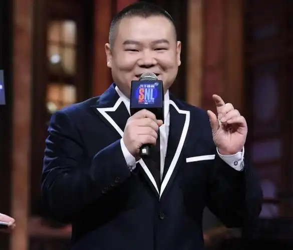 岳云鹏应该从德云社的后起之秀到经常被吐槽为小丑的状态醒悟了