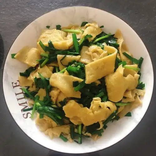 简单易做的韭菜炒蛋皮