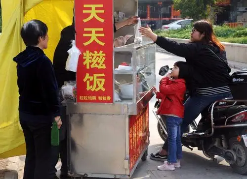 学营销大学生改行卖糍饭 很快买了一套房_新浪看点