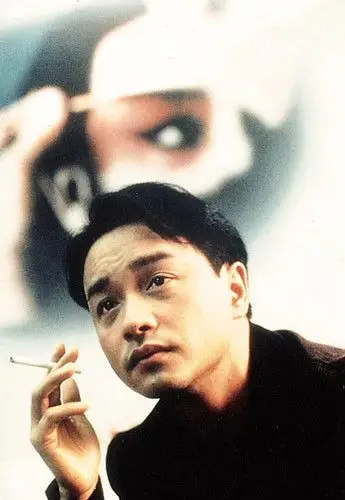 张国荣有一张霸王别姬服装的抽烟照片 请问有人有吗.