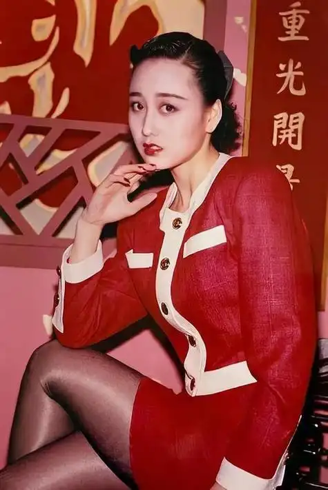 利智的性感,真的很特别,这种特别,是她的身材比例,极好的展现出了她的