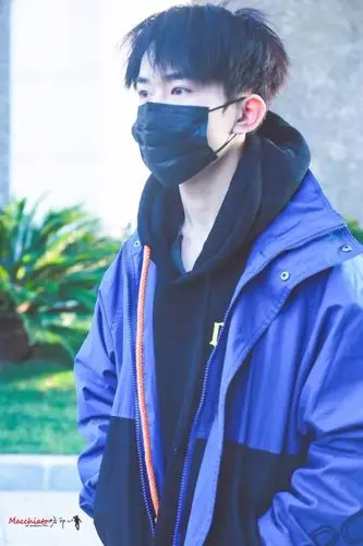 易烊千玺上班路透今天是可爱的蓝色圣诞烊