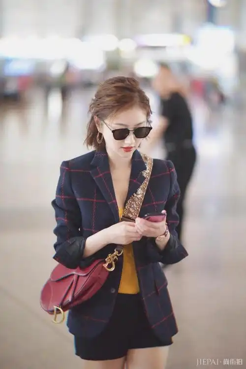 明星街拍 景甜格纹外套配短裤秀长腿