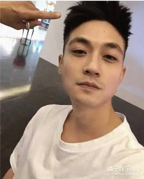 叫elroy石正祥,来自新加坡,是个富二代.