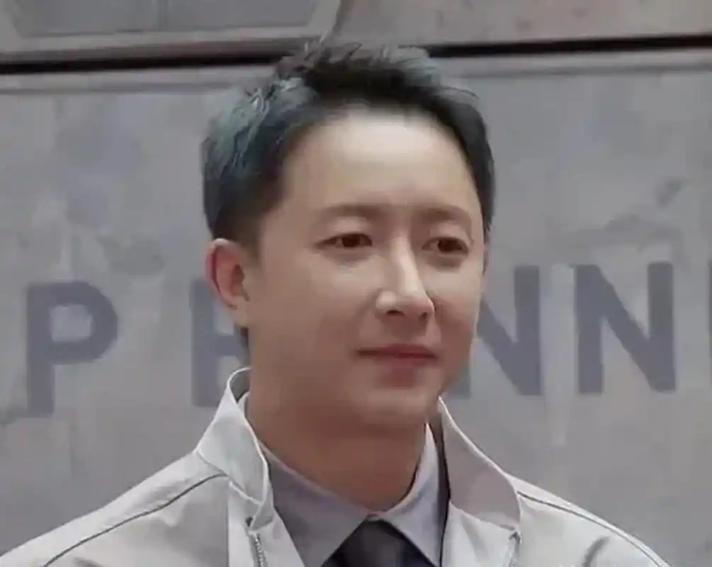 韩庚步入中年的痕迹真的很重,不仅发胖,还有发际线向后移[捂脸]