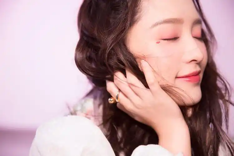 李沁七夕桃花妆写真图片,分享一组李沁图片给大家,图中的明星图片壁纸