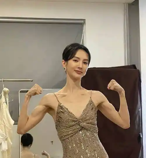 金晨怎么瘦成这样了侧面排骨胸纸片人腰只有巴掌宽网友还是圆润点好看