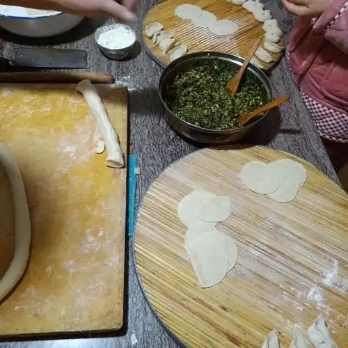 十二点了吕蕴希在家包饺子,吃到了带糖馅儿的饺子一年都会很有福气!