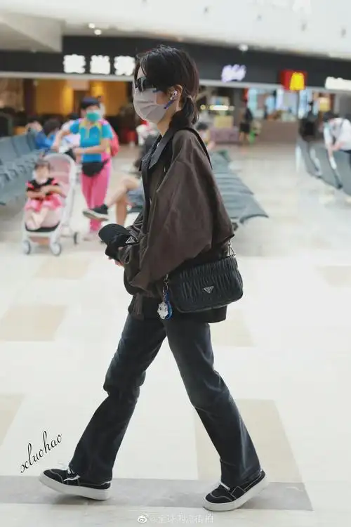 张子枫最新机场私服穿搭整体搭配以深色为主
