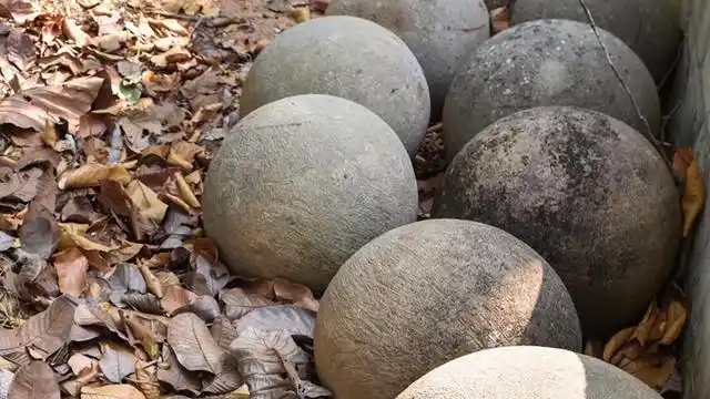 在哥斯达黎加出现很多的石球,有大有小,最大的直径接近40米,最小的仅
