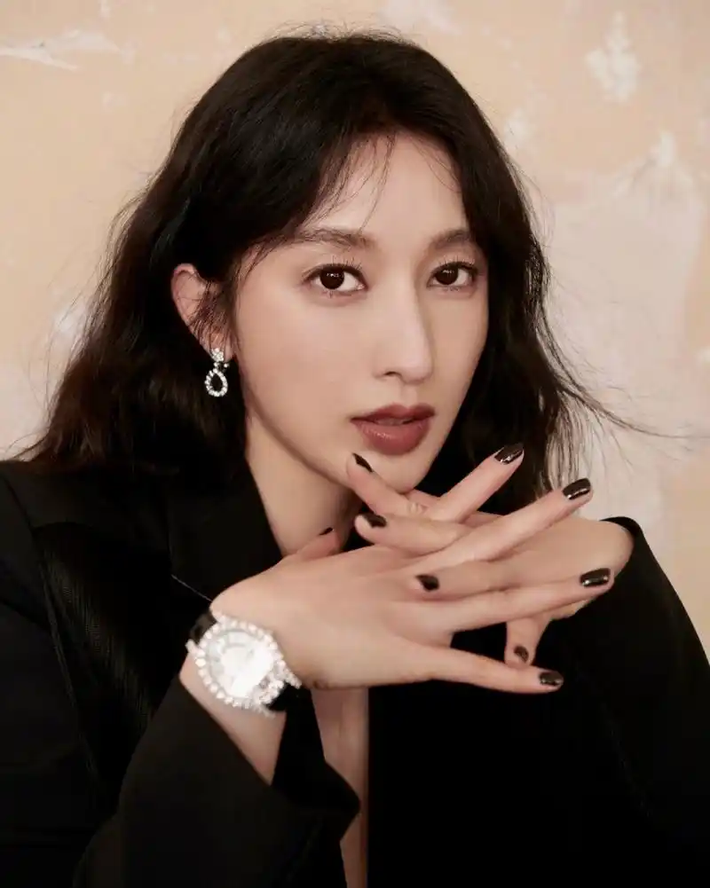 张俪# 一袭深v西装与流苏白裙碰撞,刚柔相济,甜美酷飒,雪肤玉貌,庙